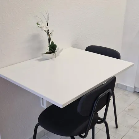 Gemuetliche 2-zimmer-wohnung Mit Balkon * Landsberg (Saxony-Anhalt)